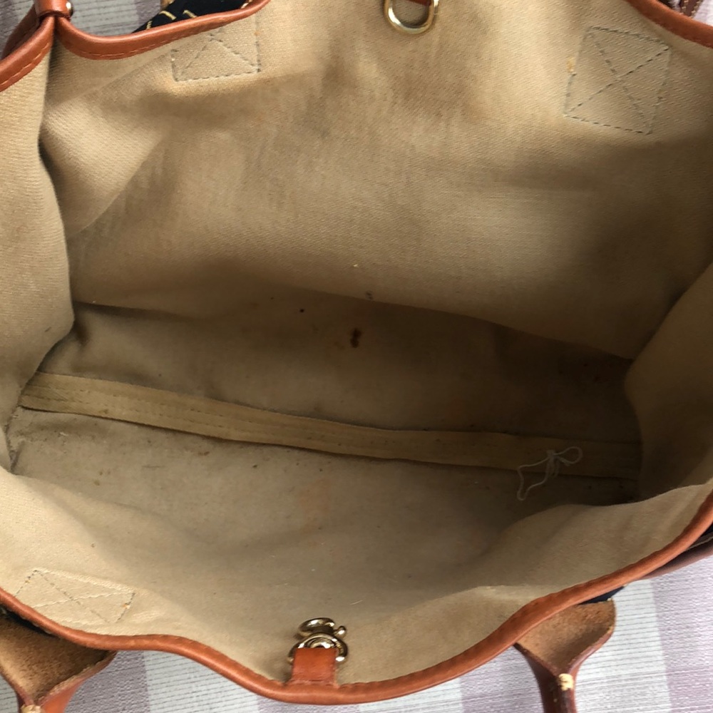 Cute light weight tote 2sided pockets. Some wear on handles